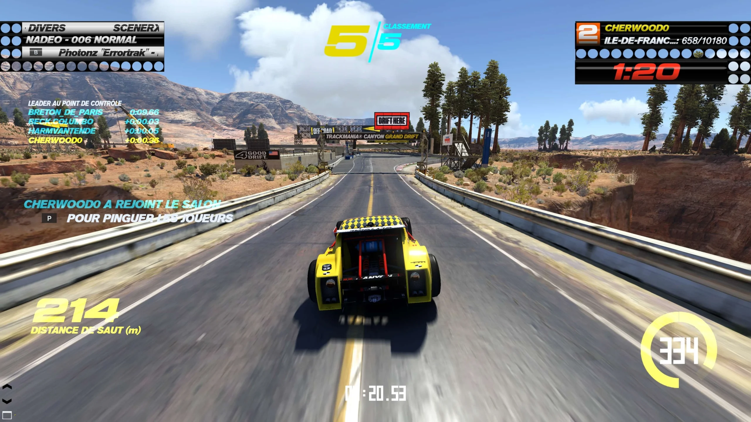 Voiture défiant la gravité sur un circuit créé par la communauté dans Trackmania